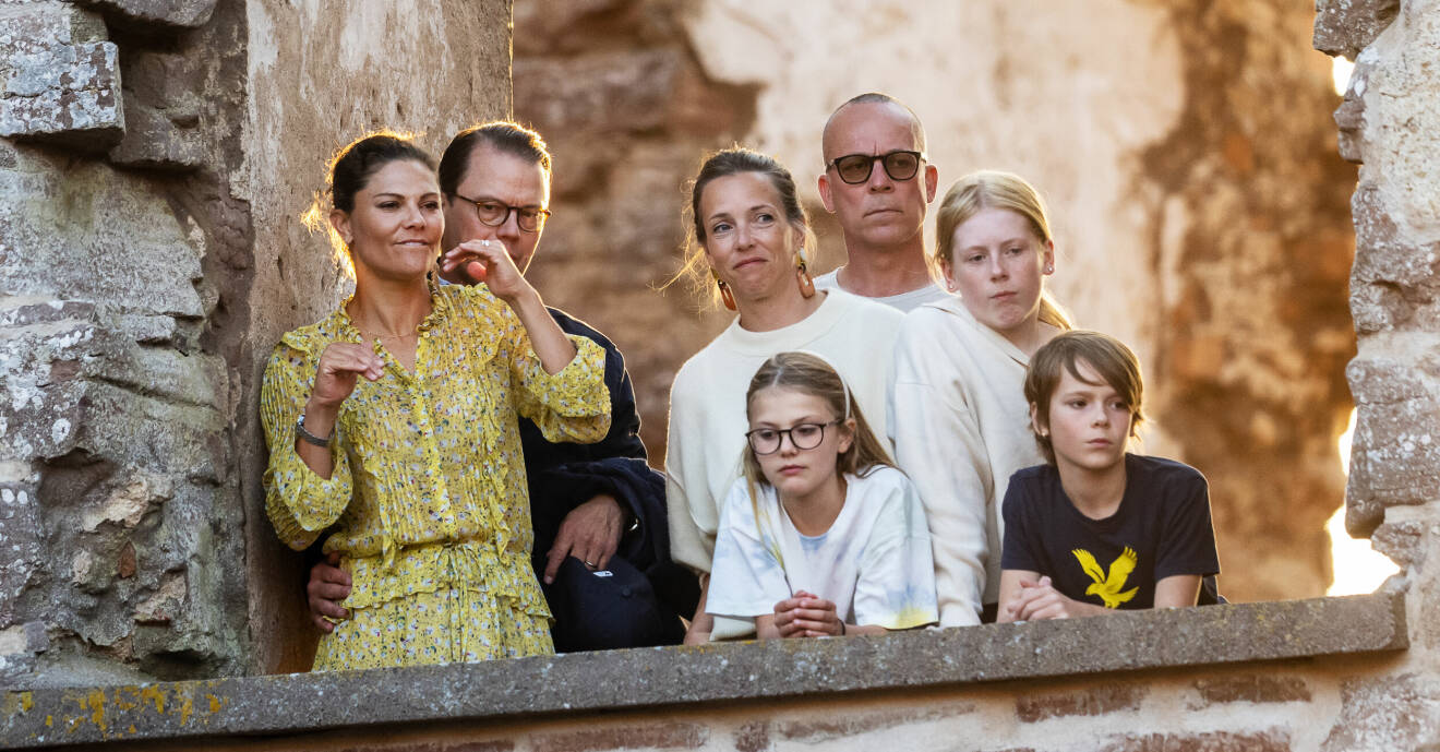 Kronprinsessan Victoria, prins Daniel och prinsessan Estelle fanns även i publiken när det svenska bandet Hov1 spelade i Borgholms slottsruin den 22 juli 2022.