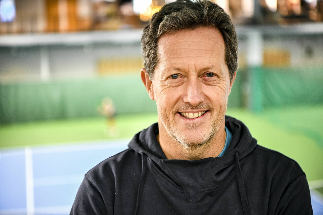 Jonas Björkman framför tennisplan.