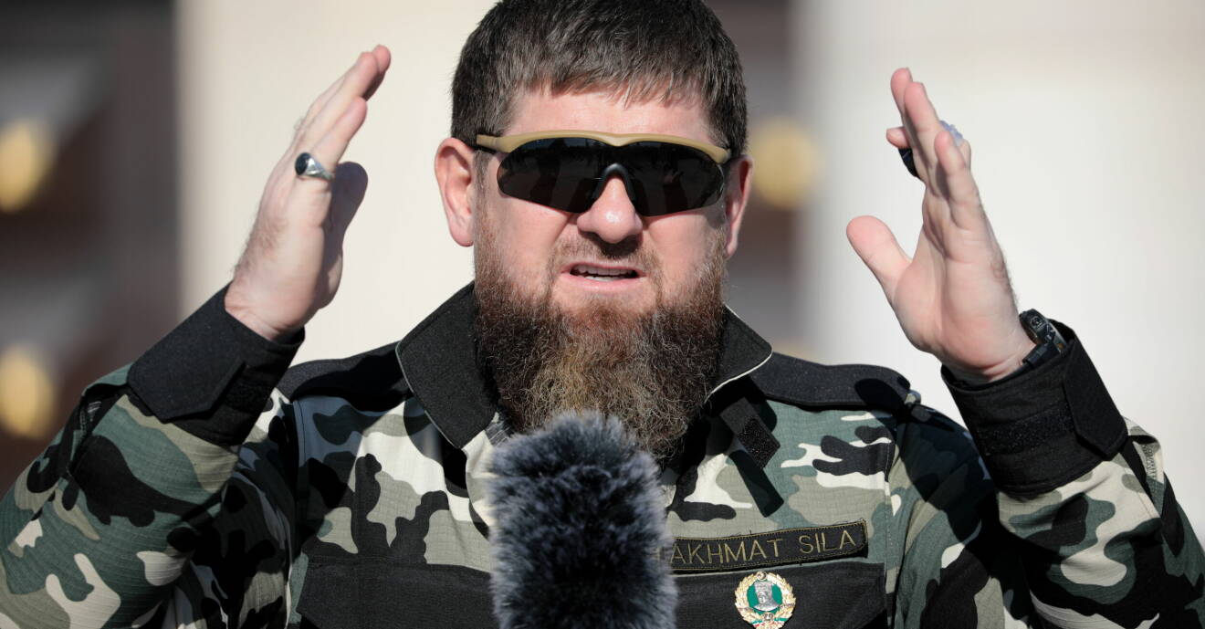 Ramzan Kadyrov iklädd militäruniform och solglasögon.