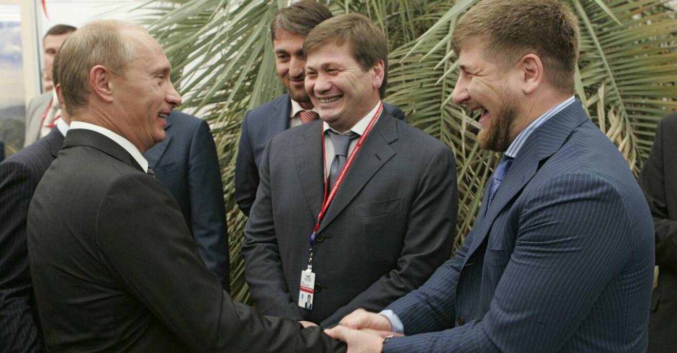 Vladimir Putin och Ramzan Kadyrov skakar hand.
