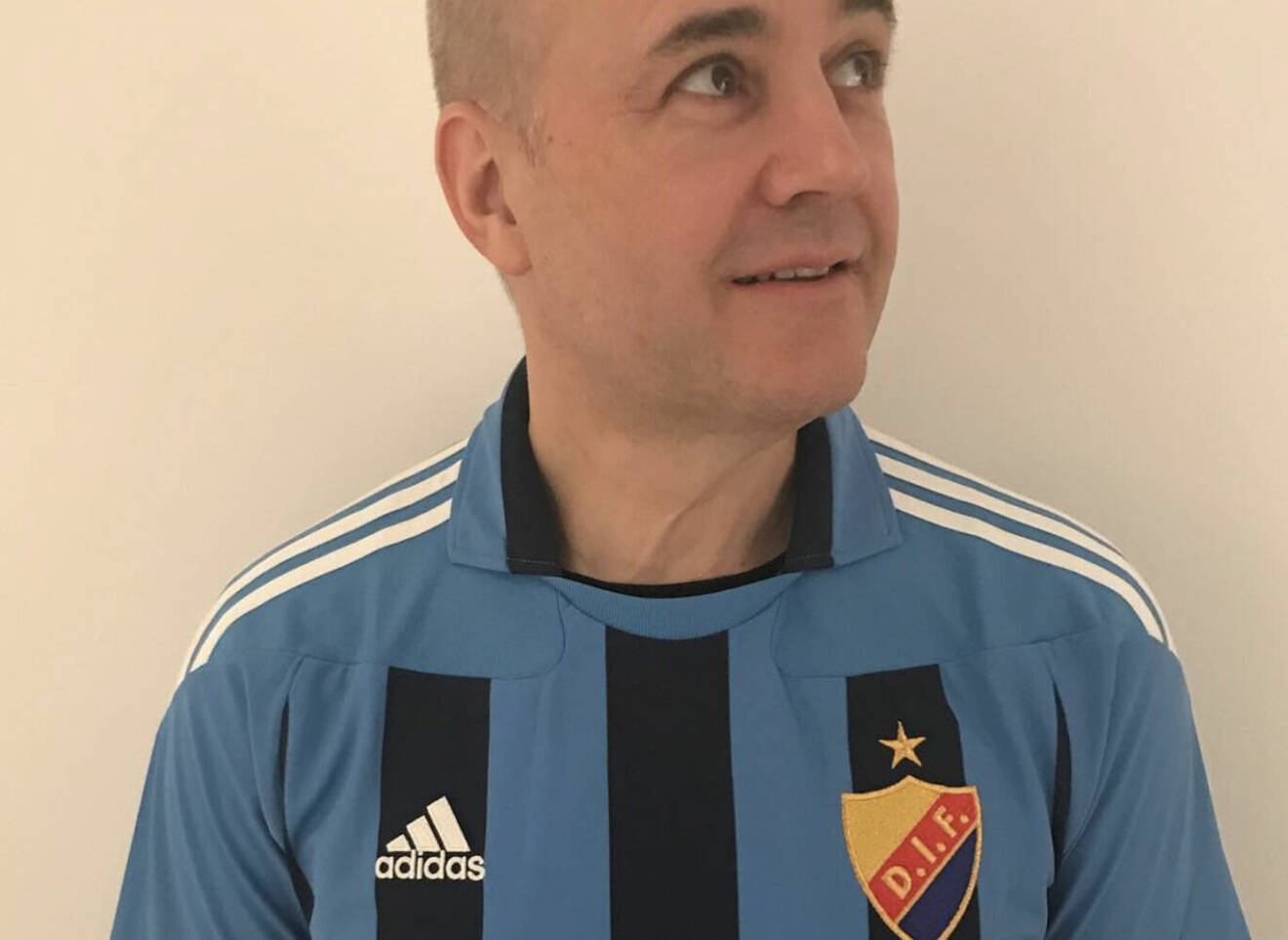 Att Fredrik Reinfeldt är ett stort Djurgårds-fan är väldokumenterat. Här poserar han i klubbens klassiskt blårandiga tröja.