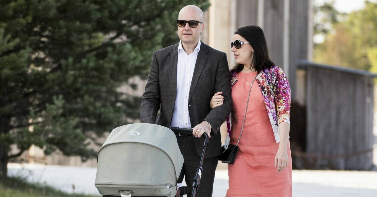 Fredrik Reinfeldt gåendes med Alessia i barnvagnen. Tillsammans med dåvarande flickvännen Roberta Alenius. Paret går på Furillen, Gotland, dit de var bjudna på bröllop.