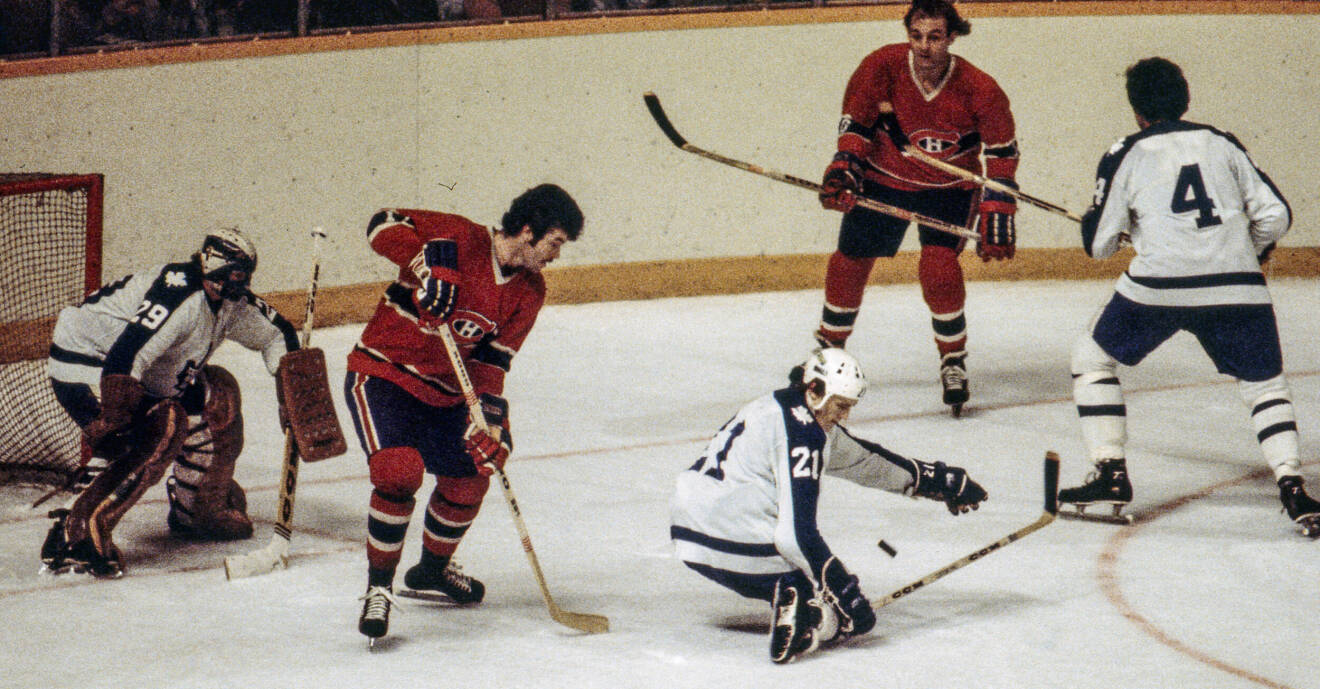 Börje Salming går ner på knä och täcker en puck i matchen mellan Toronto Maple Leafs och Montreal Canadiens. Bilden tagen 1977.