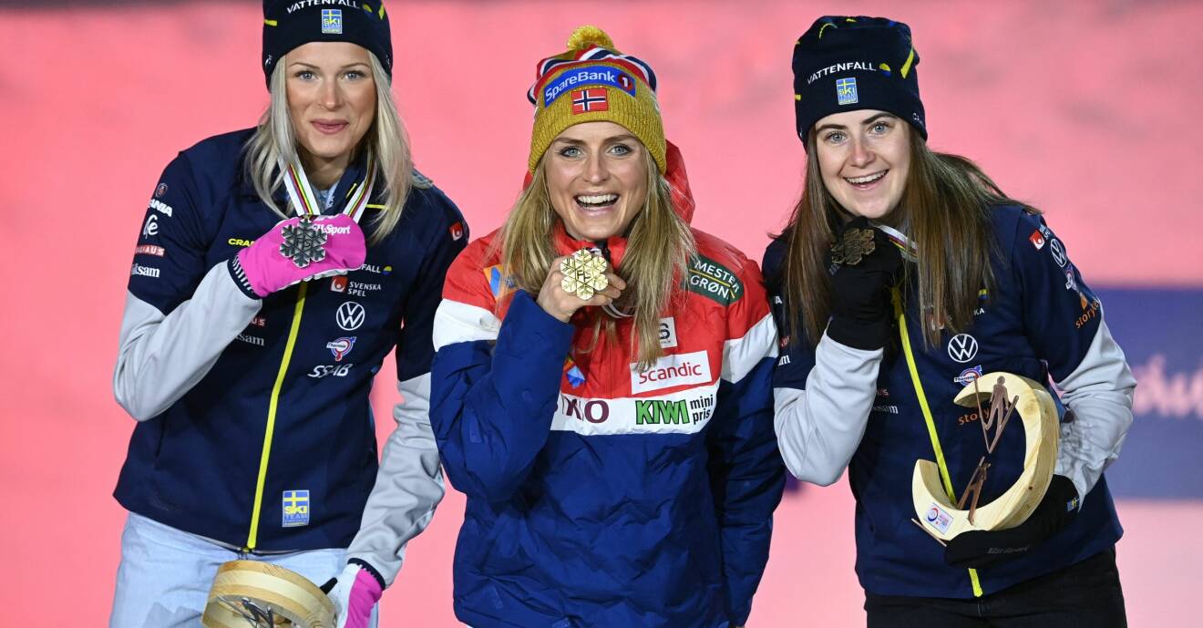Frida Karlsson, Therese Johaug och Ebba Andersson på prispallen.