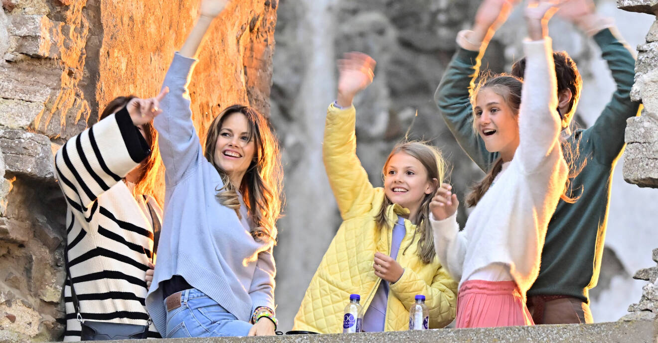 Prinsessan Sofia och prinsessan Estelle på plats för konsert med Molly Sandén på Borgholms slottsruin på Öland 2022.