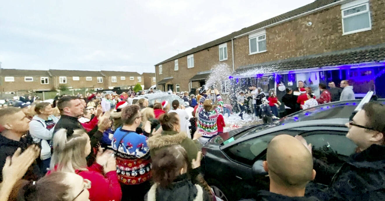 Nästan 200 personer kom till Matthews hus för att sprida lite julglädje.