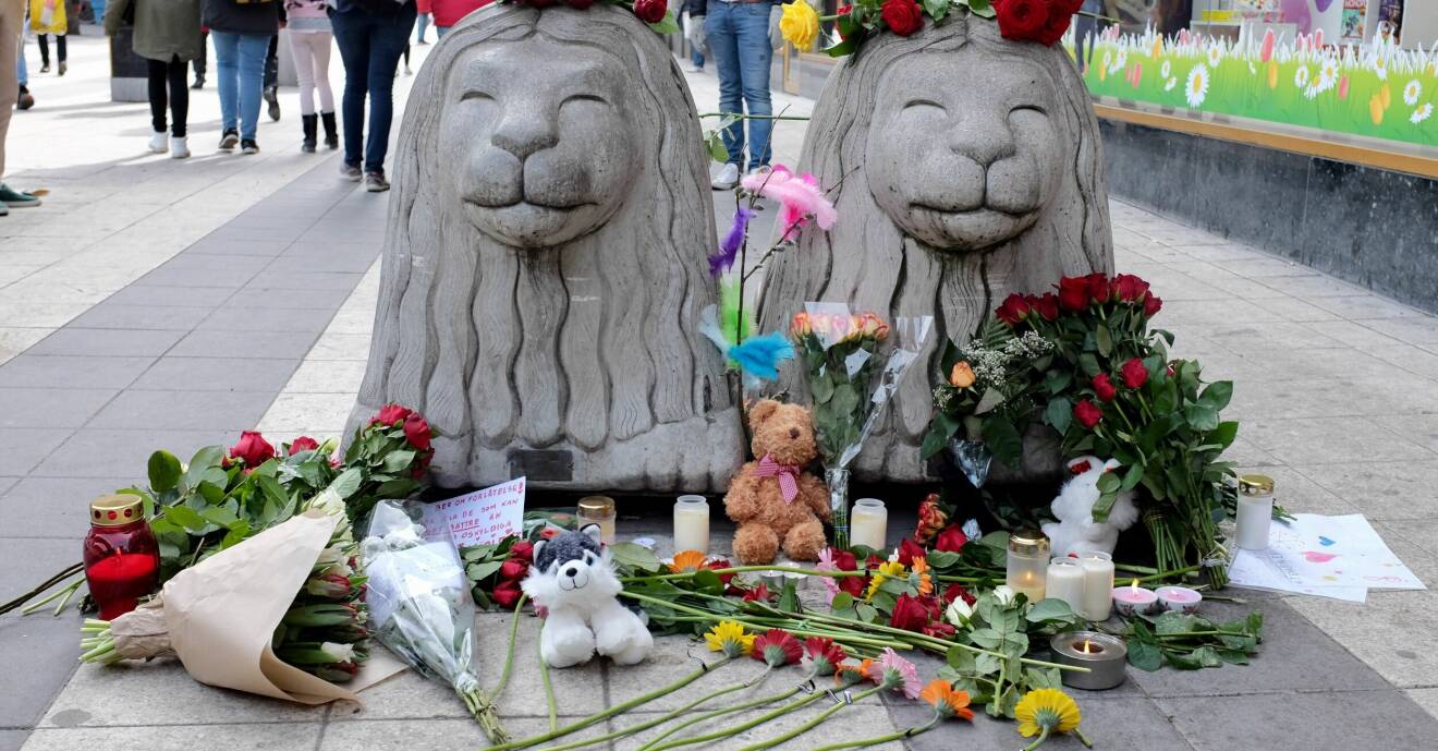 Drottninggatan någon dag efter Akilovs vansinnesdåd. Blommor, gosedjur och brev lämnades av sörjande människor.