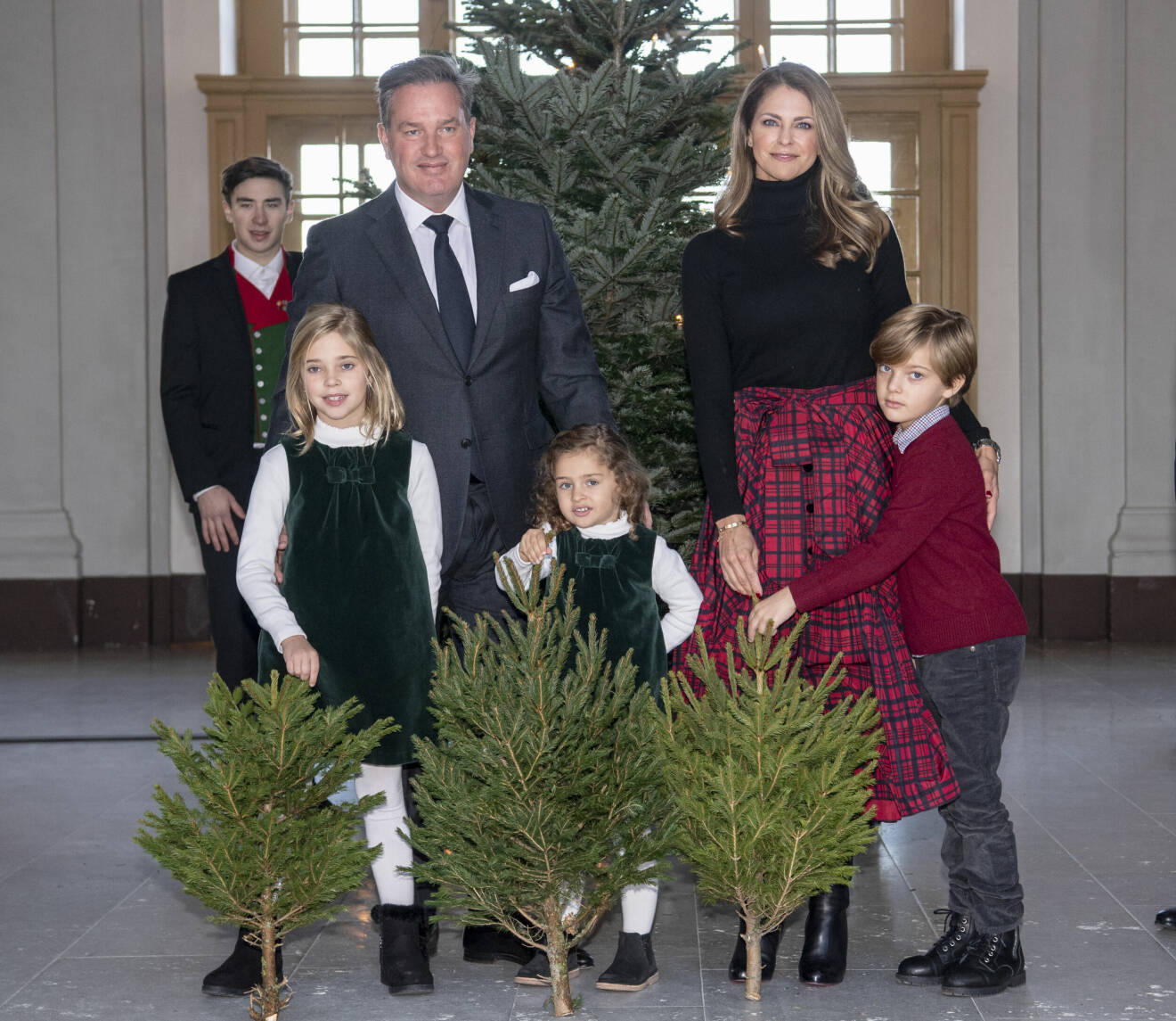 Chris O'Neill och prinsessan Madeleine med barnen prinsessan Leonore, prinsessan Adrienne och prins Nicolas tog emot granar