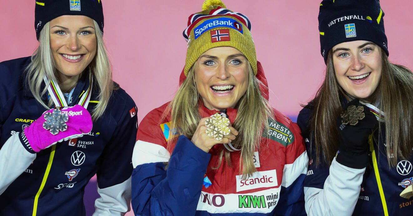Prispallen efter 15 km skiathlon under VM 2021. Johaug vann guldet, Frida Karlsson kom tvåa och Ebba Andersson trea.