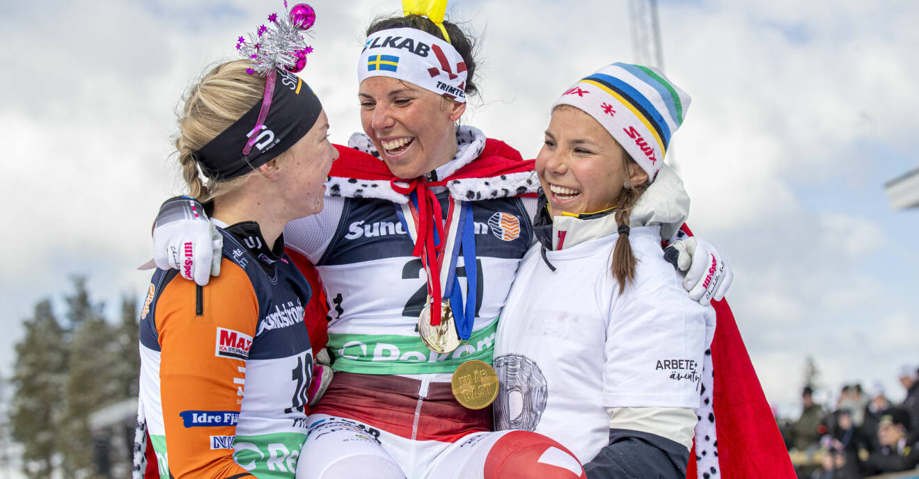 Charlotte Kalla hyllas efter att ha tagit brons i sitt allra sista lopp, damernas 30 km, under skid-SM i Piteå 2022.