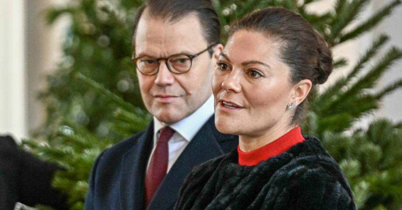 Kronprinsessan Victoria och prins Daniel tar emot årets julgranar av Skogshögskolans studentkår i Umeå på Stockholms slott. Så vackra!