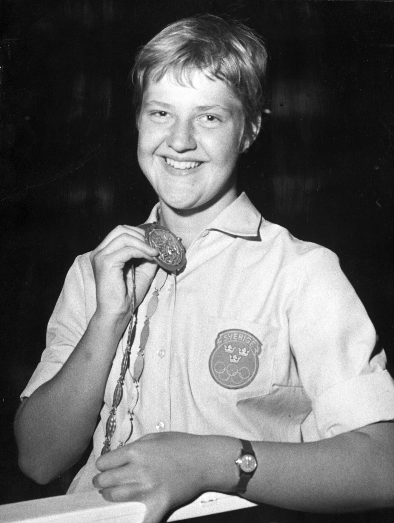 Jane Cederqvist visar upp sitt OS-silver 1960.