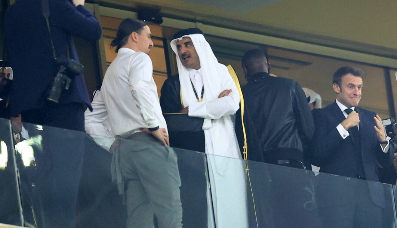Zlatan pratar med shejk Tamim Bin Hamad Al Thani på vip-läktaren.
