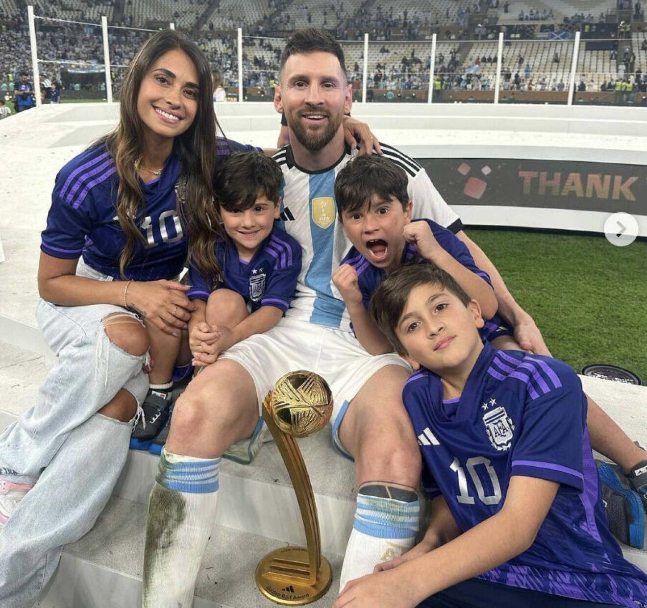 Lionel Messi tillsammans med frun Antonella Roccuzzo och sönerna Ciro, Mateo och Thiago och VM-pokalen.