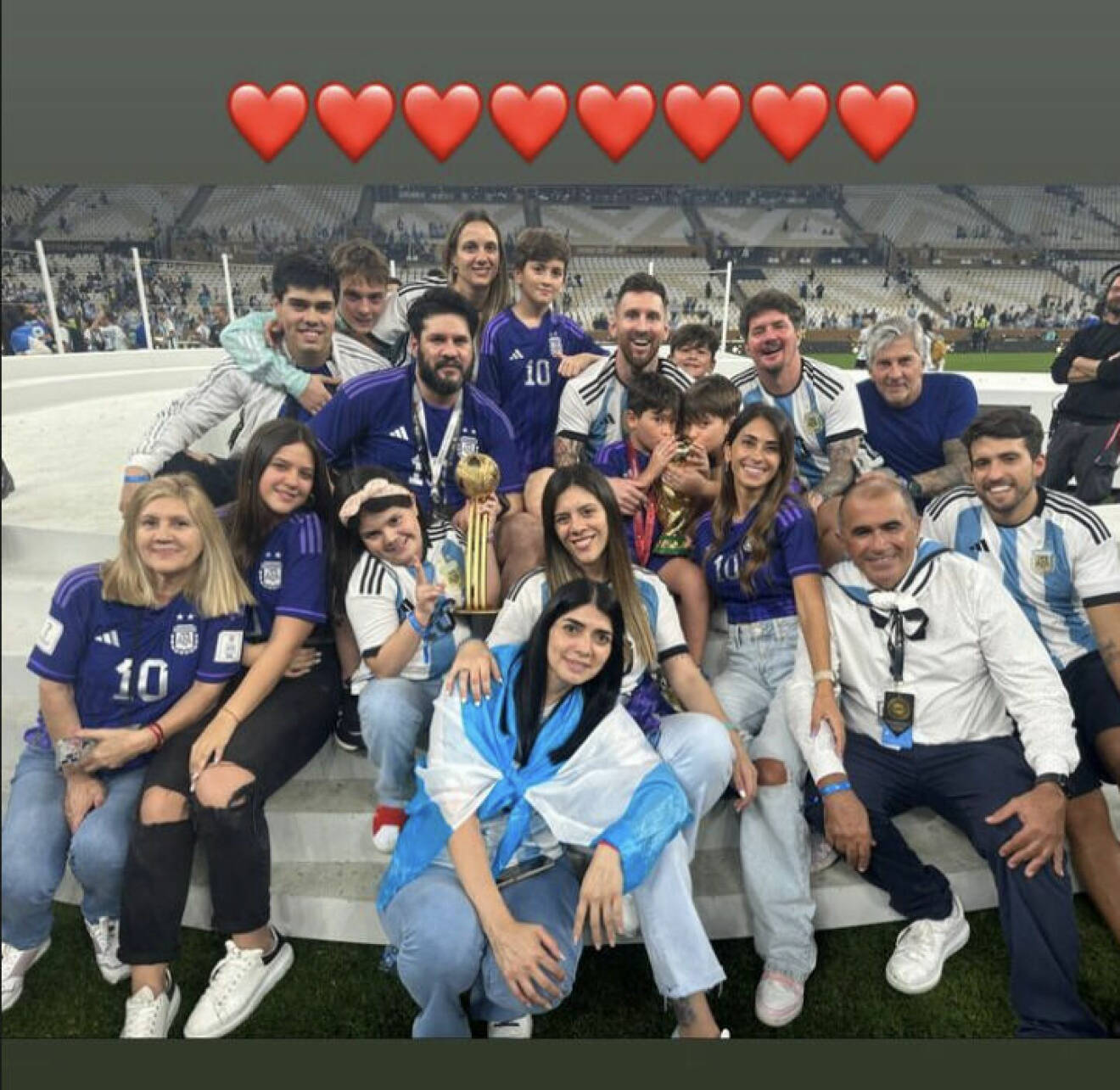 Lionel Messi med familj i mitten och Argentinaspelare och anhöriga runtom.