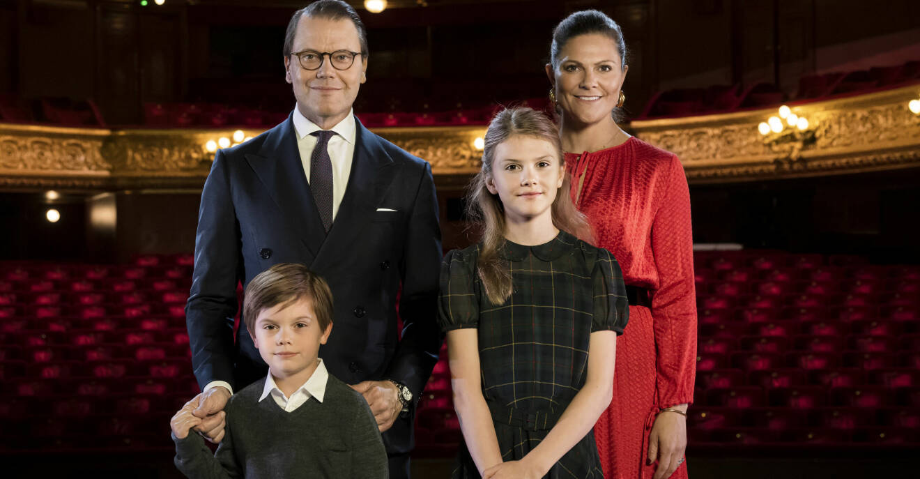Kronprinsessan Victoria, prins Daniel, prinsessan Estelle och prins Oscar på Kungliga Operan i Stockholm innan jul.
