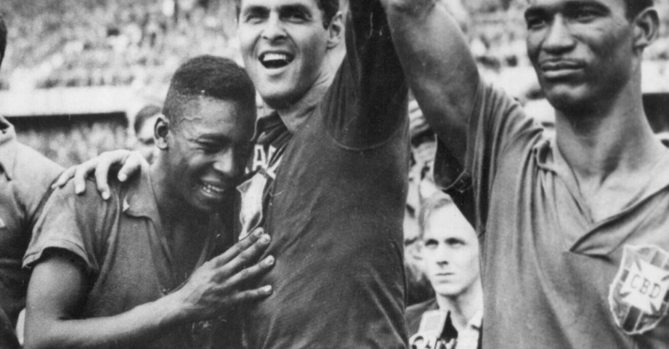 En 17-årig Pelé (t.v.) firar Brasiliens första VM-guld någonsin efter finalsegern mot Sverige 1958.