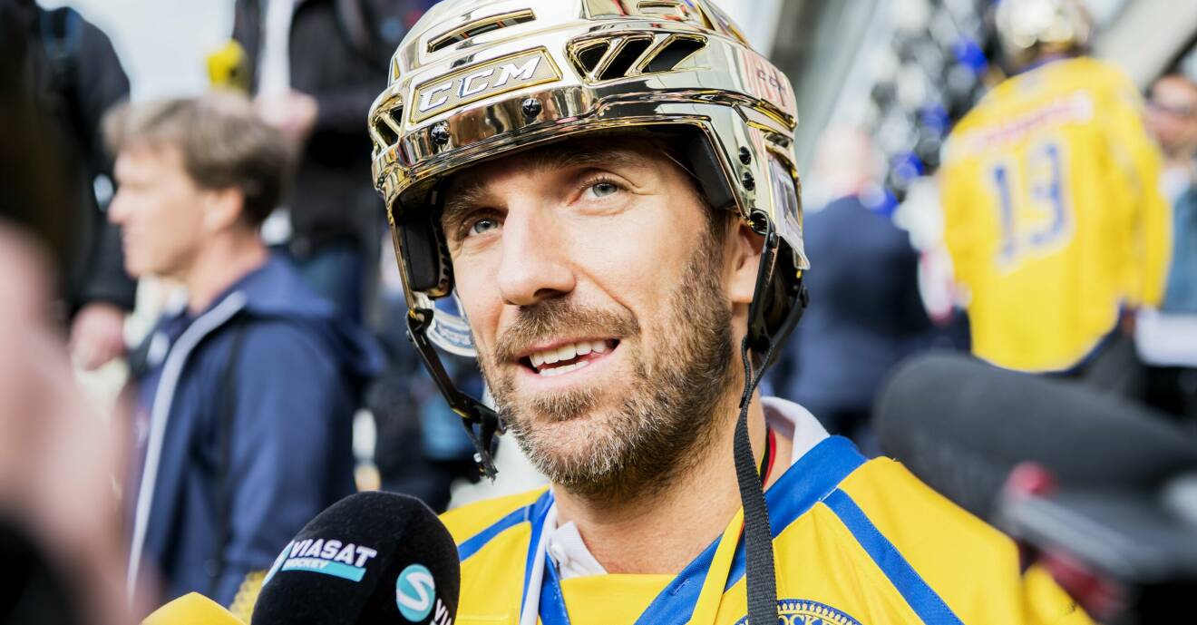 Henrik Lundqvist i guldhjälm efter Sveriges VM-guld i ishockey 2017.