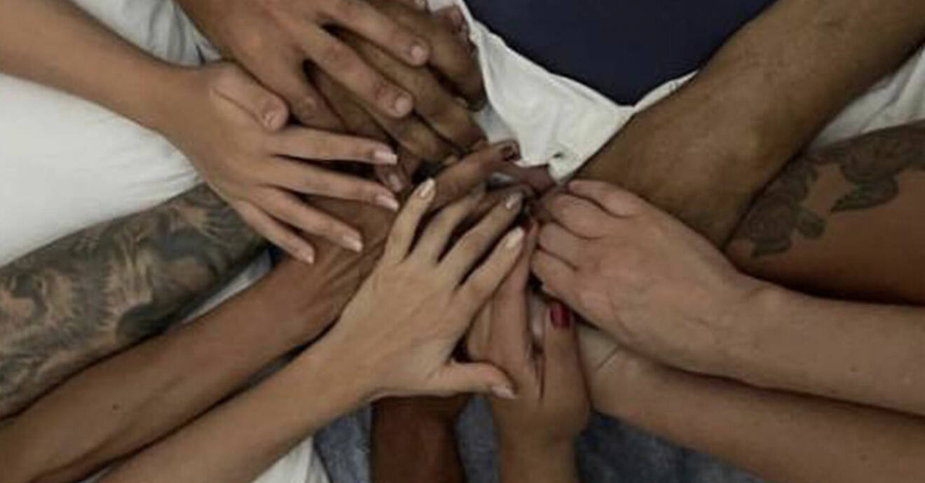 Pelé och hans barn håller samman sina händer.