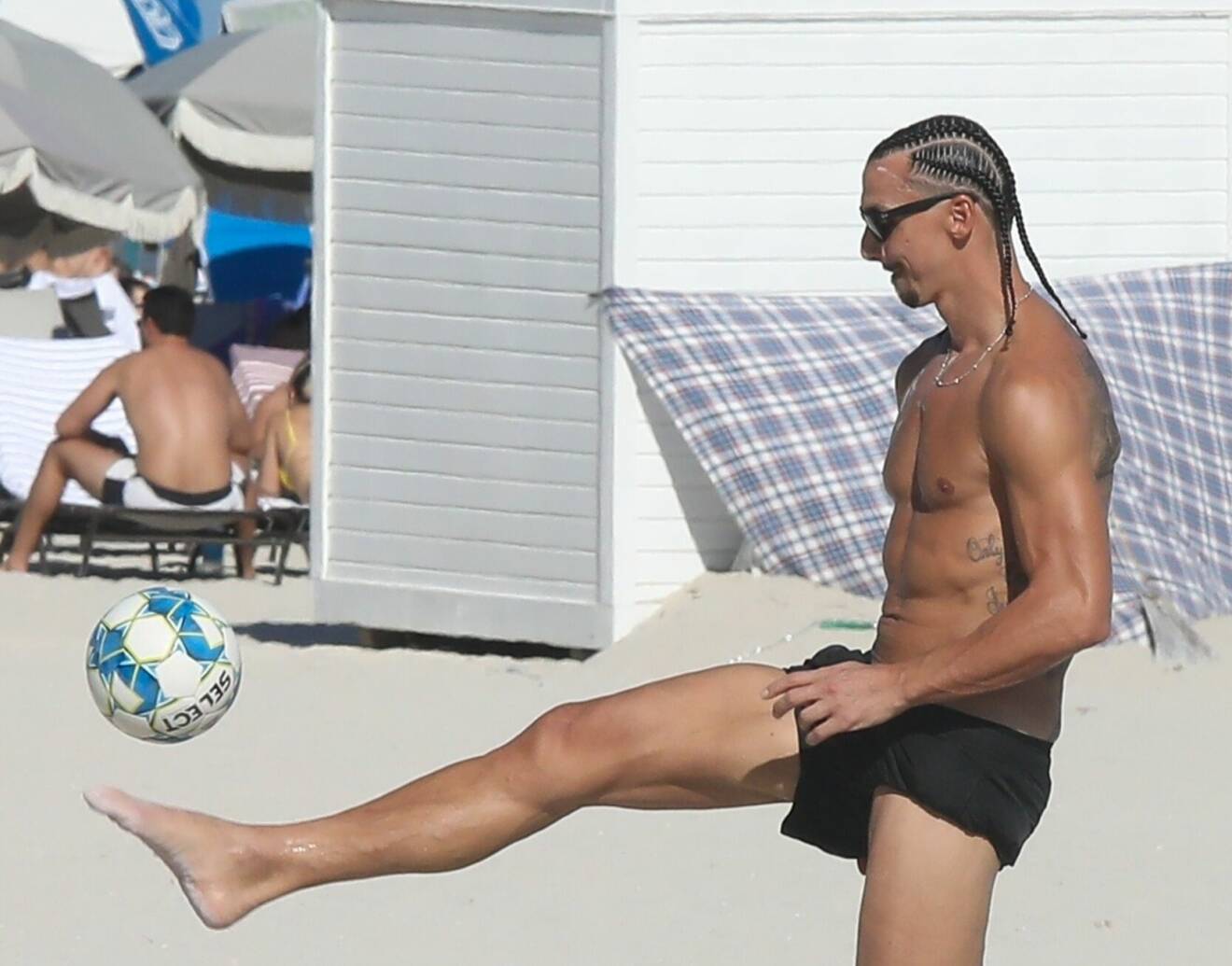 Zlatan trixar med en boll på stranden i Miami. Takterna sitter i minst sagt.