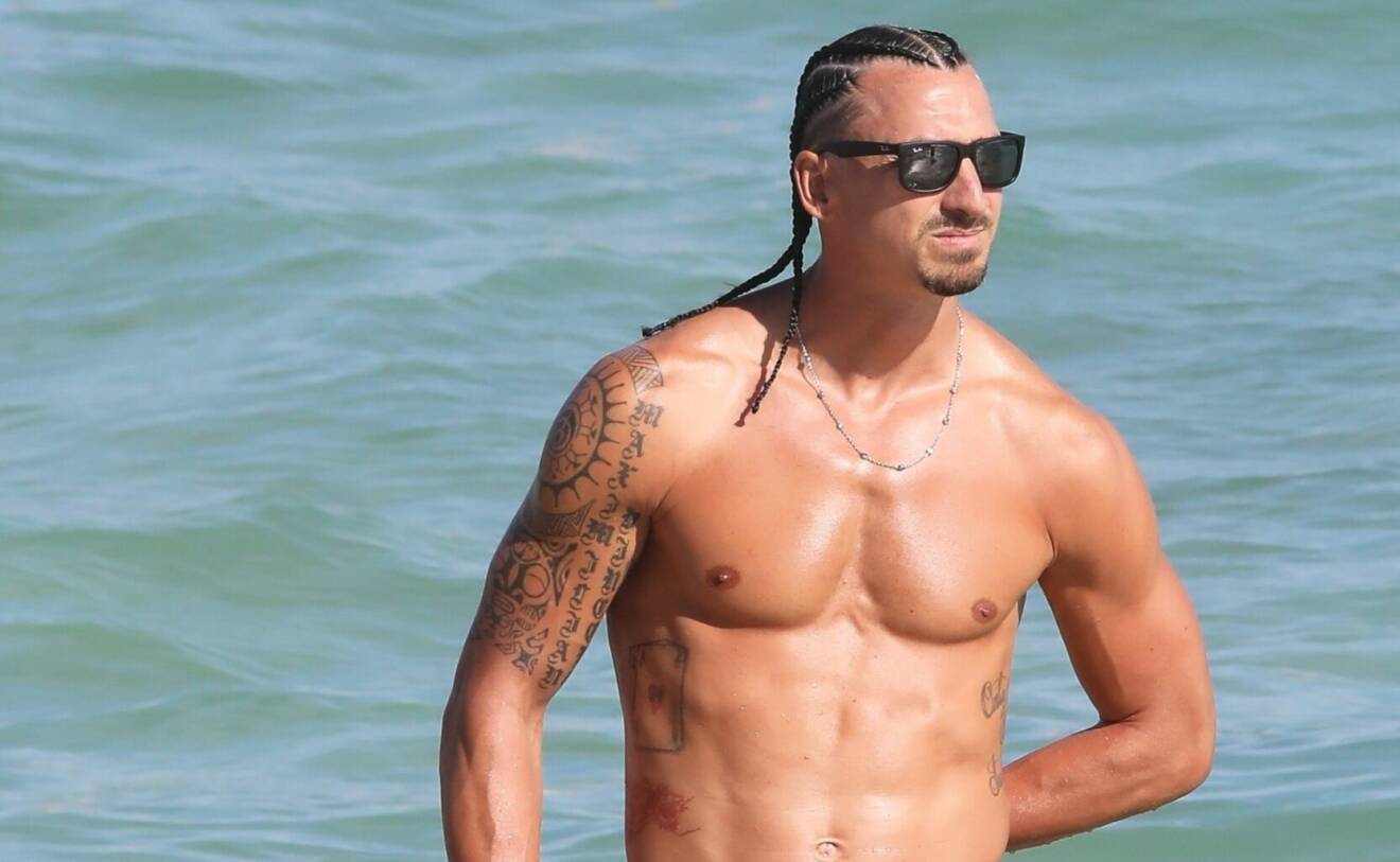 Zlatan visar upp sina nya, coola flätor på stranden.