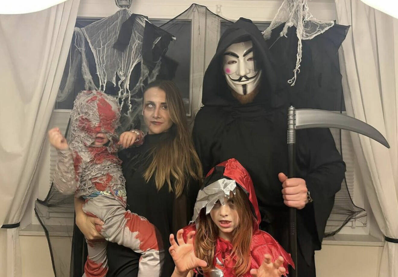 Familjen utklädda på Halloween.