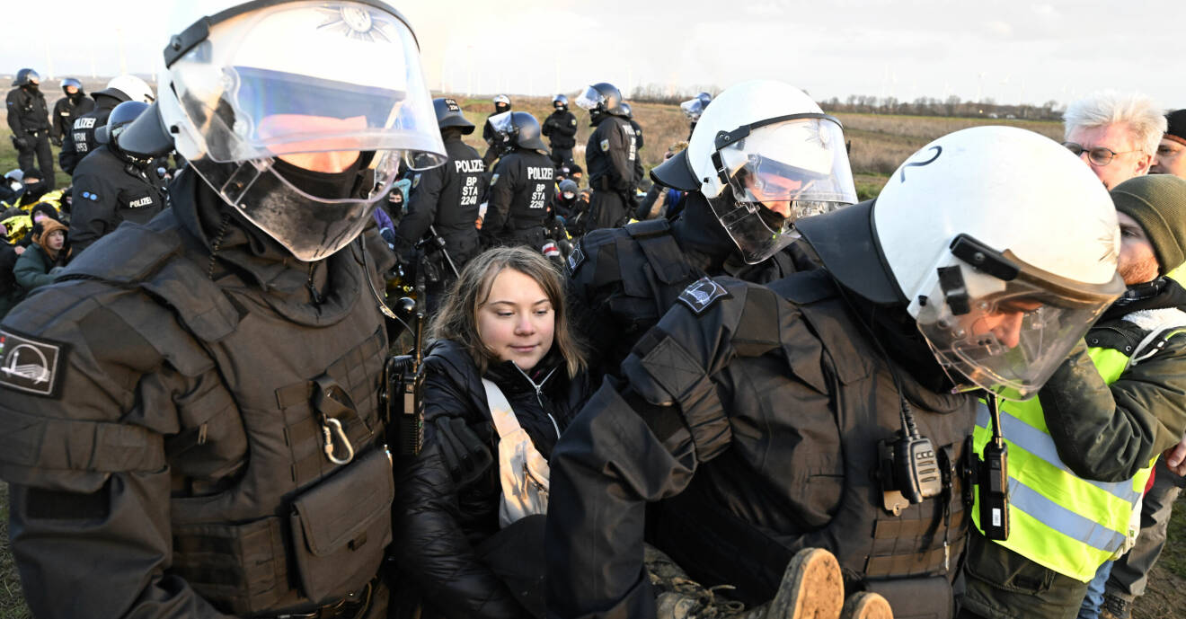 Greta Thunberg bortburen av tysk kravallpolis igen.