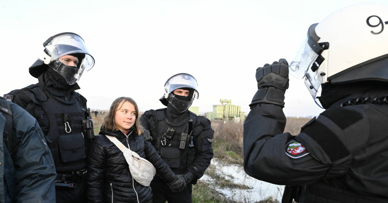 Greta Thunberg bortburen av tysk kravallpolis igen.