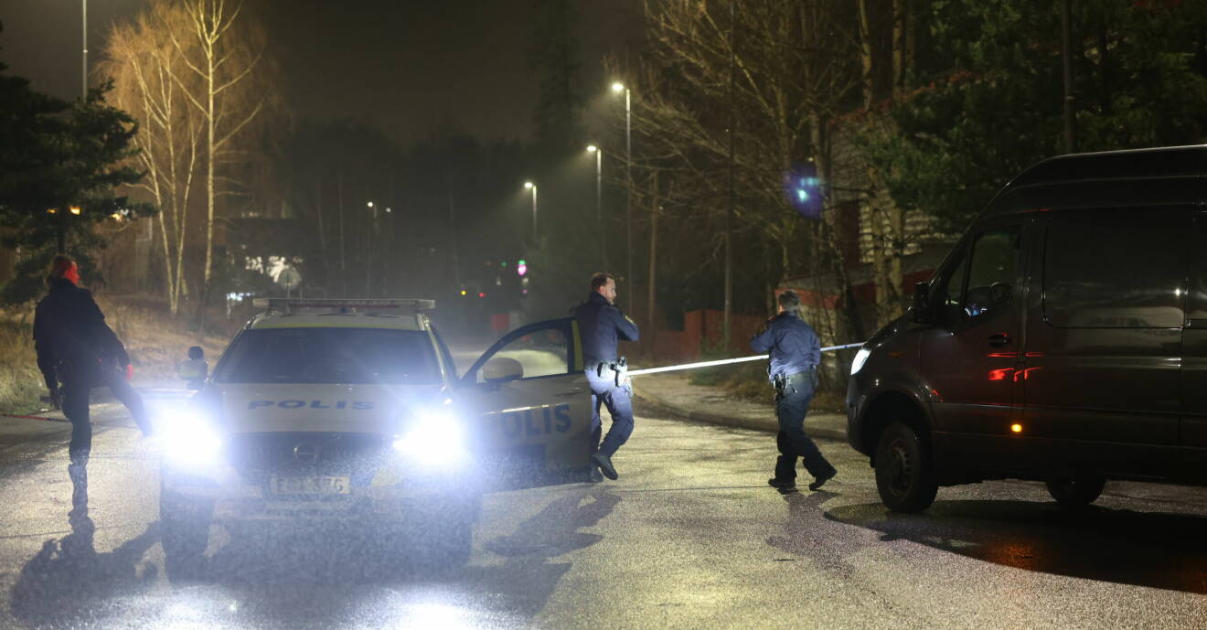 Poliser på plats i Tullinge, Botkyrka kommun.