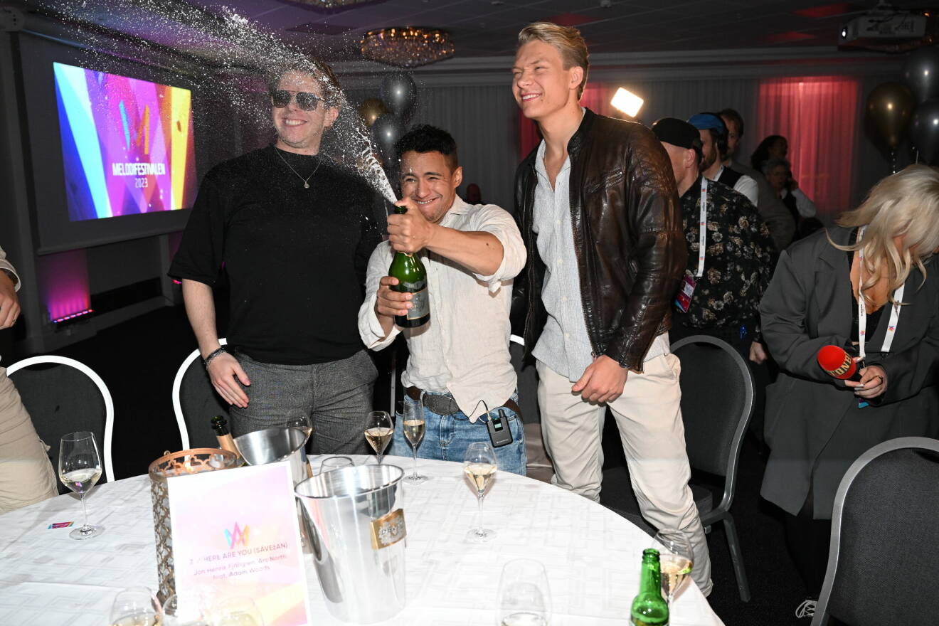 Jon Henrik Fjällgren sprutar champagne tillsammans med Arc North och Adam Woods på efterfesten efter Melodifestivalens första deltävling. Vilket firande!