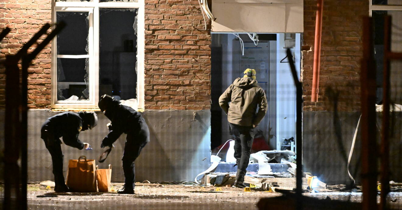 Polisens kriminaltekniker undersöker entrén till en företagslokal i en industribyggnad på Verkmästaregatan i Helsingborg efter en explosion natten till lördagen.