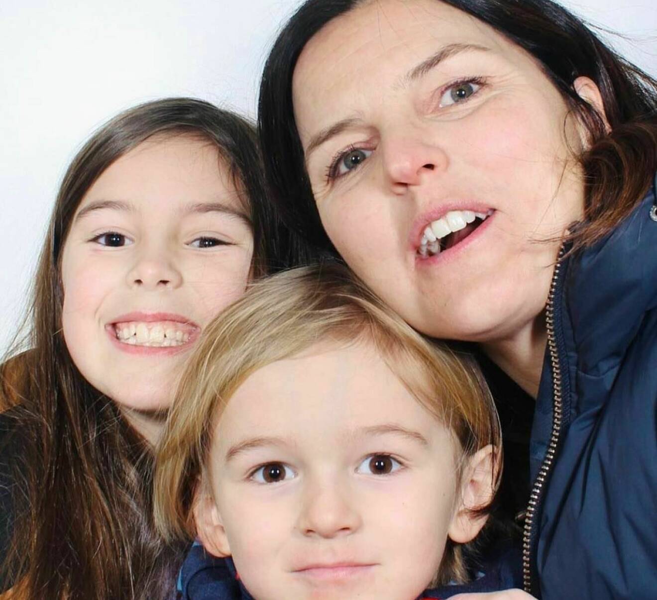 Susanna Kallur med barnen Majken och Stellan.