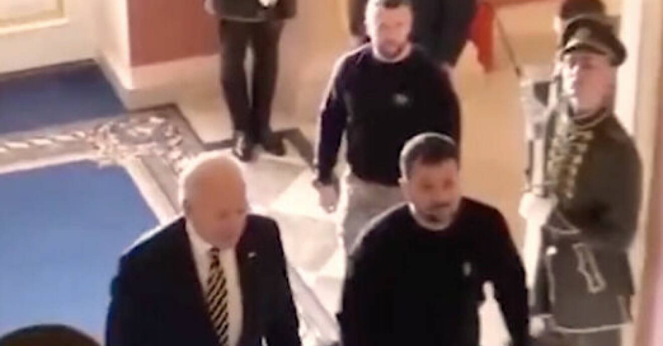 Biden och Zelenskyj sida vid sida. Men det kommer plötsligt någon bakom den ukrainske presidenten.
