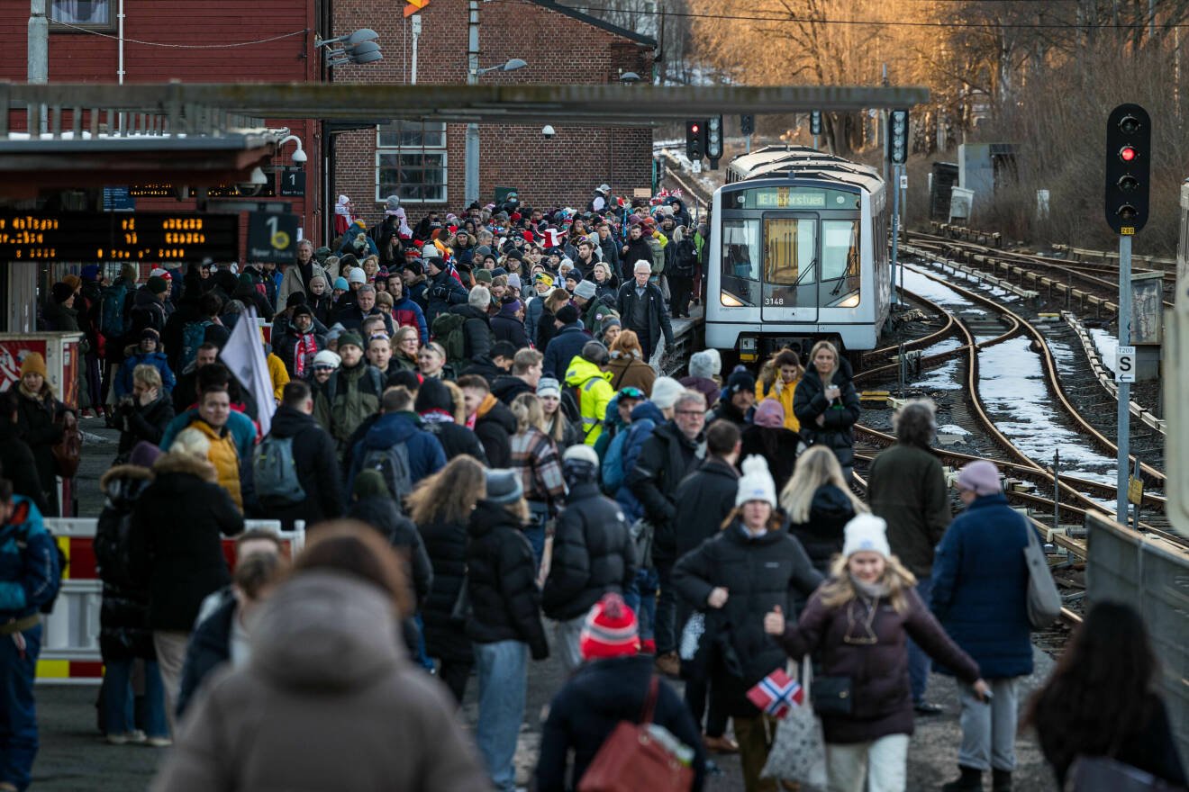 Besökare väntar på tåget till Holmenkollen.