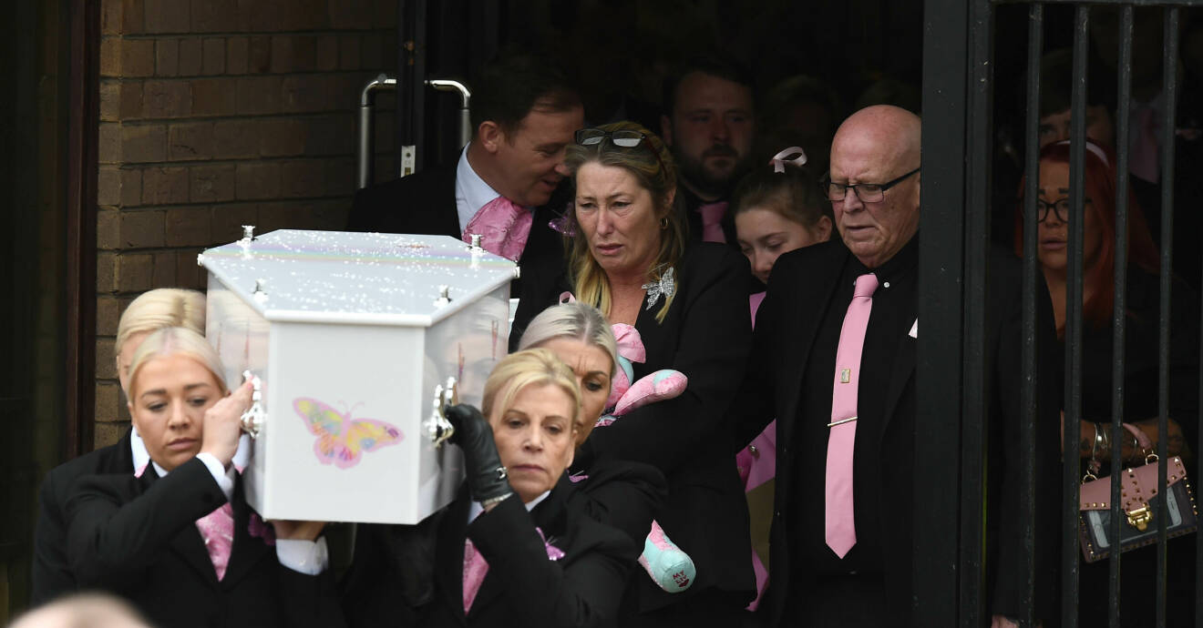 Olivas mamma Cheryl på dotterns begravning.