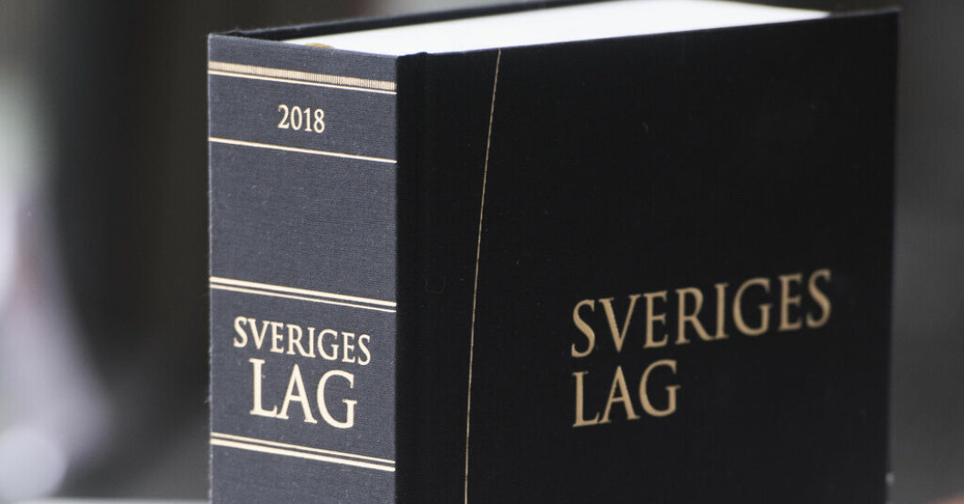 Storbråk utanför mordrättegång