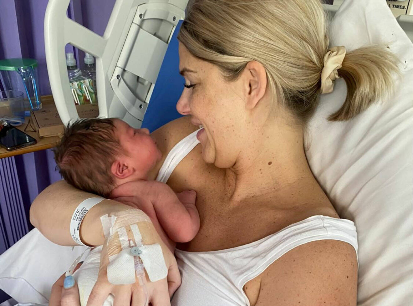 Diana ligger med sin älskade nyfödda son. Äntligen blev hon mamma.