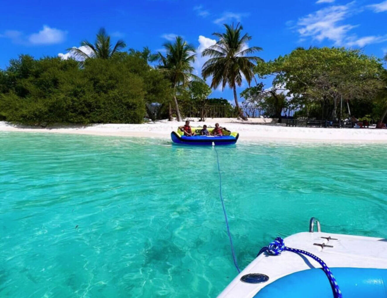 Blått vatten i Maldiverna.