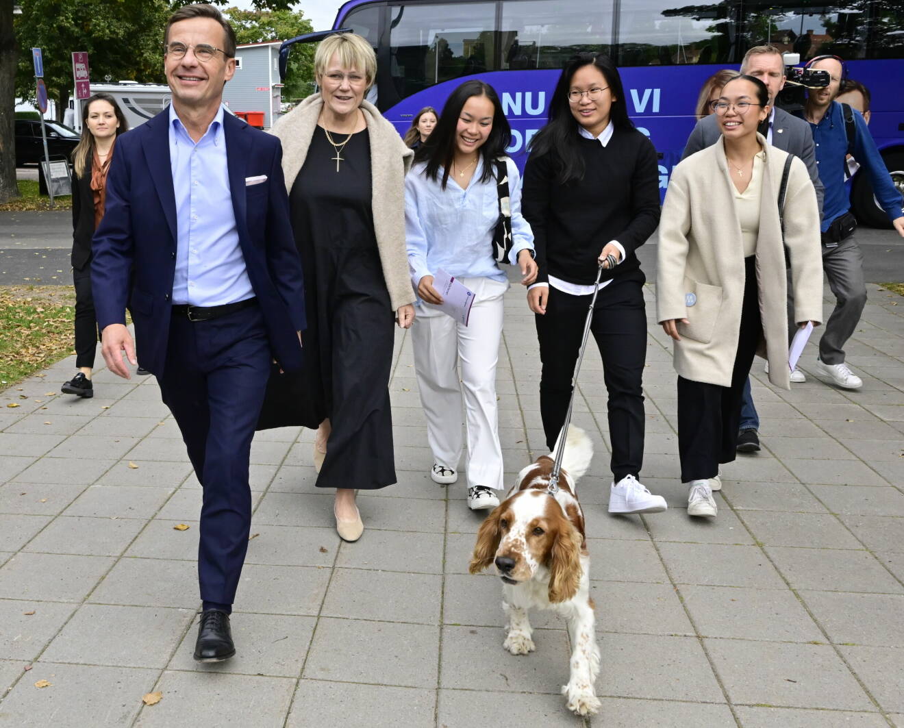 Statsminister Ulf Kristersson med frun Birgitta Ed och döttrarna. Dessutom familjens hund Winston.