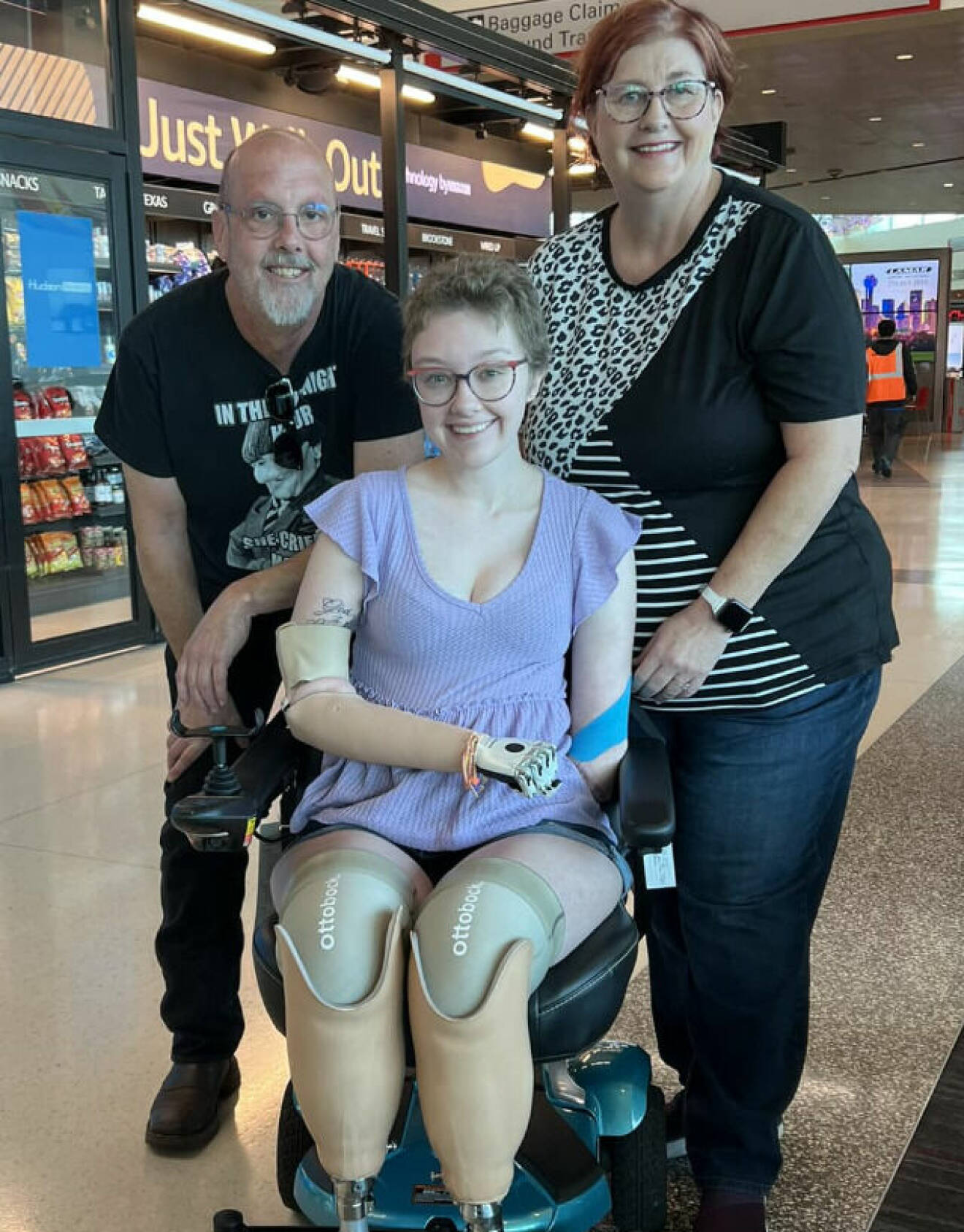 Evelyn tvingades amputera armar och ben. Här är hon med sina föräldrar.
