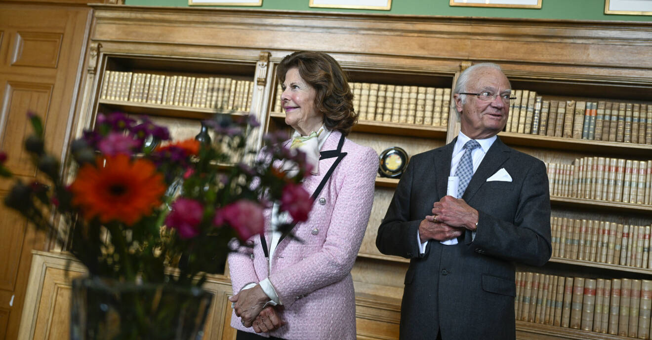 Kung Carl Gustaf och drottning Silvia vid Uppsala slott.