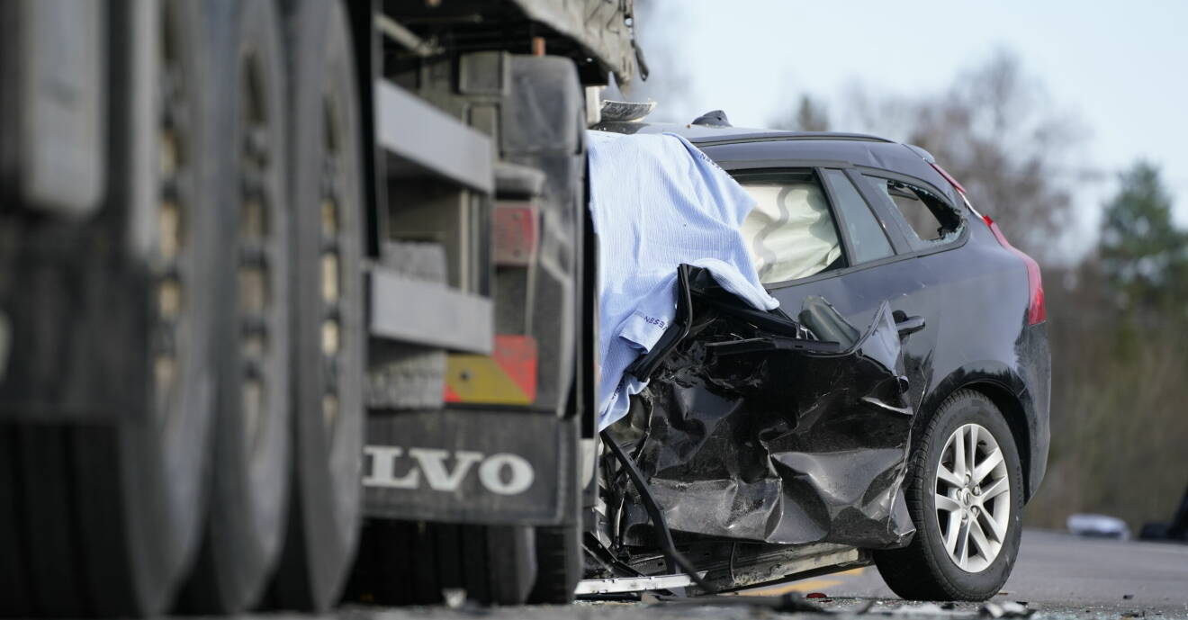 Fyra svenska män tros ha suttit i personbilen. Tre av dem är döda.