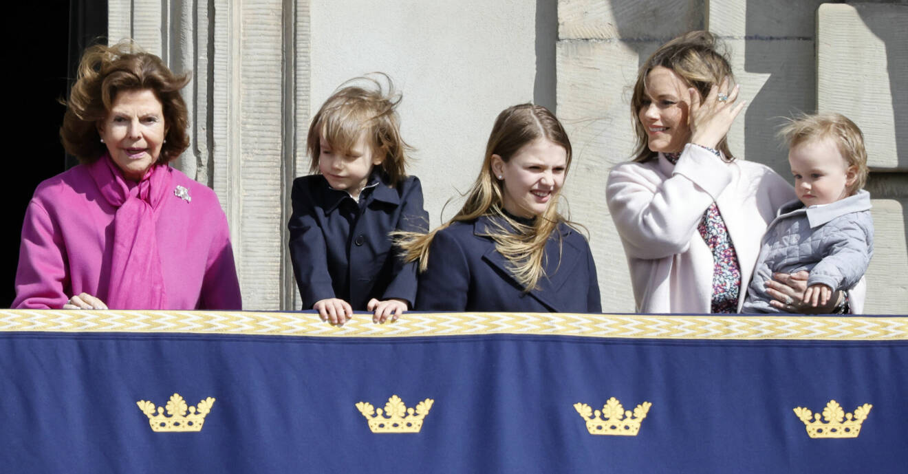 Drottning Silvia klär sig i färg dagen till ära, här med några av barnbarnen.