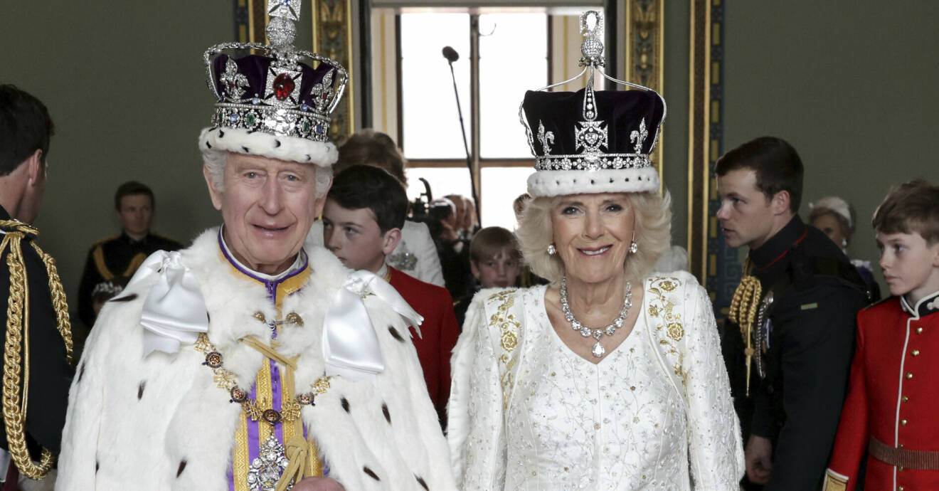 Kung Charles III och drottning Camilla anländer till balkongen i Buckingham Palace efter kröningen.