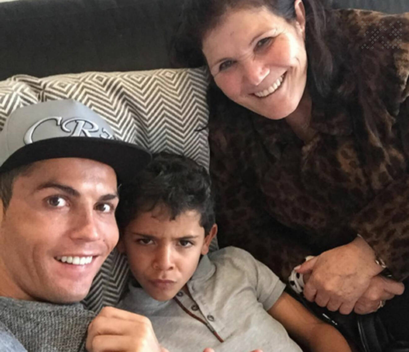 Cristiano Ronaldo med sin son Cristiano Jr. och mamman Dolores Aveiro.