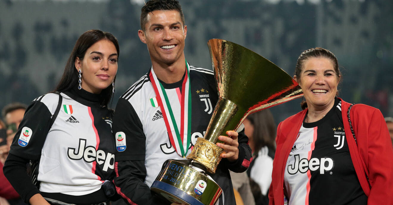 Georgina Rodríguez, Cristiano Ronaldo och hans mamma Dolores Aveiro firar en titel under Ronaldos tid i italienska Juventus.