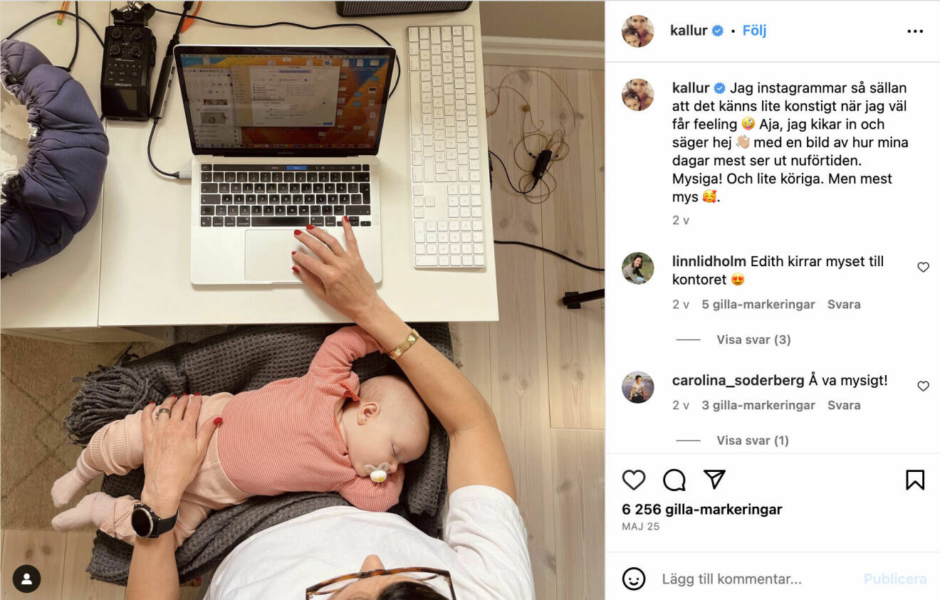 En jobbdator, en mikrofon och en bebis i knät. Sanna Kallurs mammaliv just nu.
