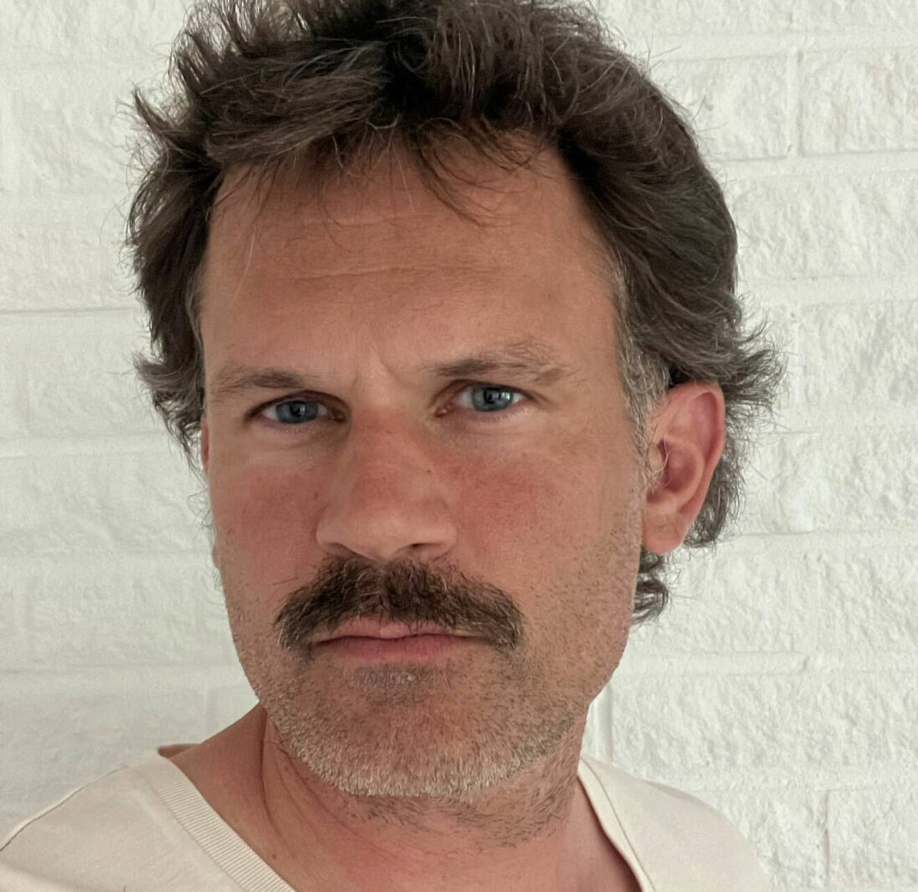 Stefan Holms nya look, med en läcker mustasch i centrum.