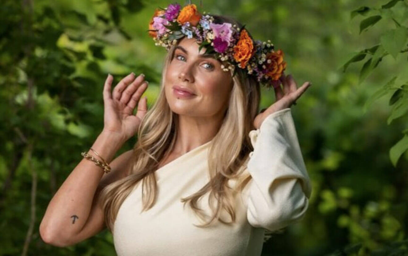 Maja Nilsson Lindelöf med blomsterkransen på huvudet. En syn som fick maken Victor att fälla en tår.