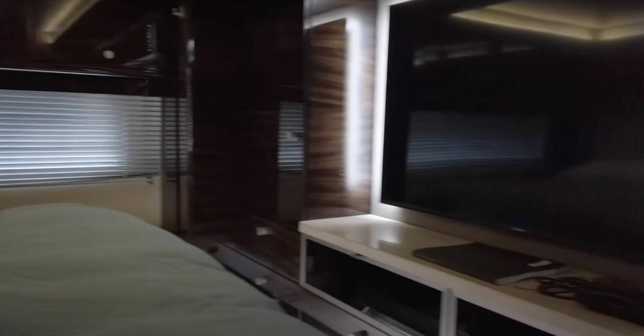 Sovrummet har en 190 centimer säng och en stor tv